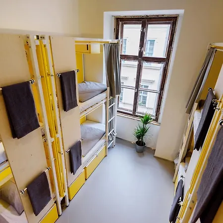 Flow Spaces Хостел